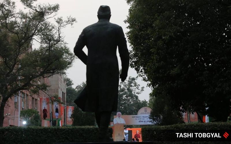 estátua de jnu vivekananda, pm modi unviels estátua de jnu vivekananda, estátua de jnu vivekananda controvérsia, estátua de jnusu protesto de vivekananda