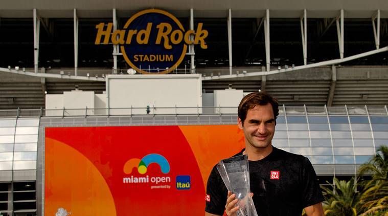Roger Federer, da Suíça, posa com o troféu depois de derrotar John Isner, dos Estados Unidos (não na foto), durante a final masculina do Miami Open no Miami Open Tennis Complex.