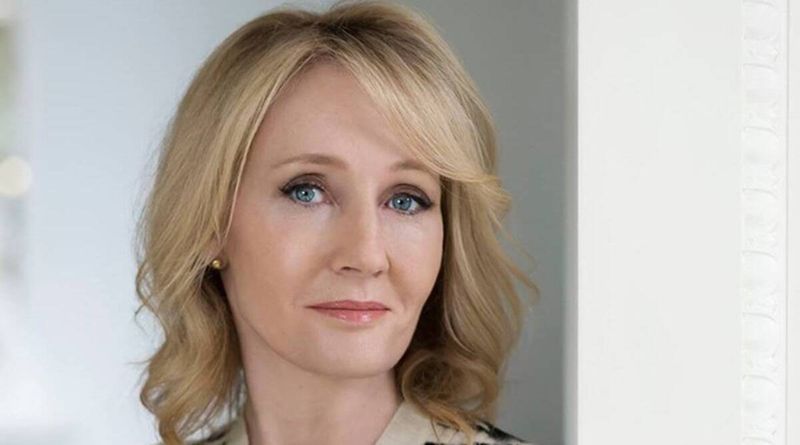 J K Rowling devolve o prêmio Ripple of Hope após críticas sobre tweets