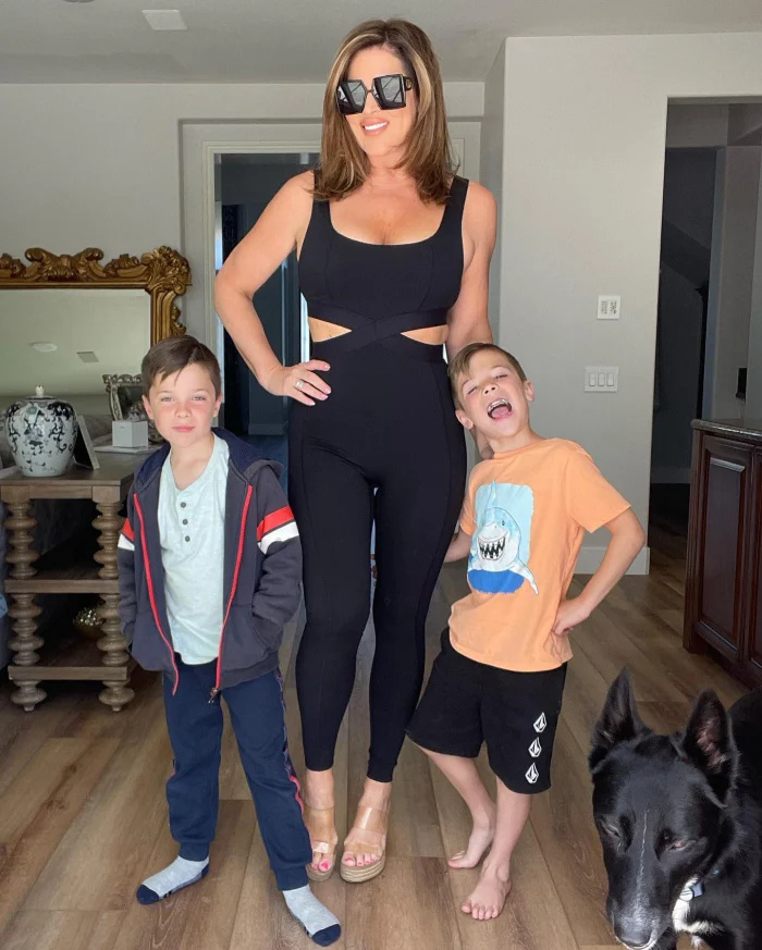 A estrela de 'Real Housewives of Orange County', Emily Simpson, responde à sugestão de que ela usa Ozempic