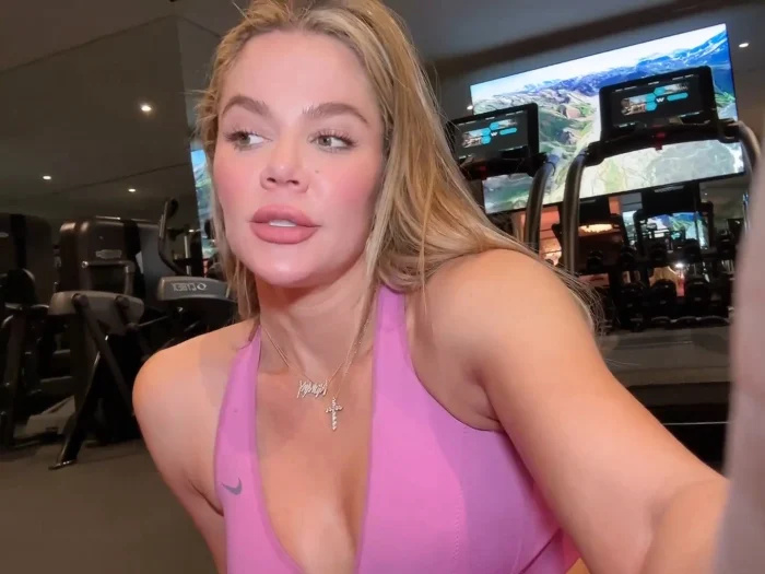 Khloe Kardashian mostra os abdominais enquanto quebra a rotina intensa de exercícios com o treinador 'Lunático'