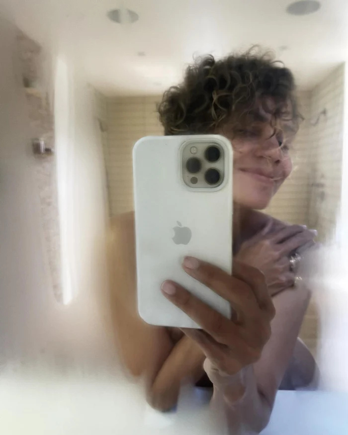 Halle Berry mostra o corpo nu em uma selfie no chuveiro