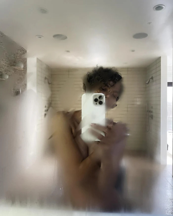 Halle Berry mostra o corpo nu em uma selfie no chuveiro
