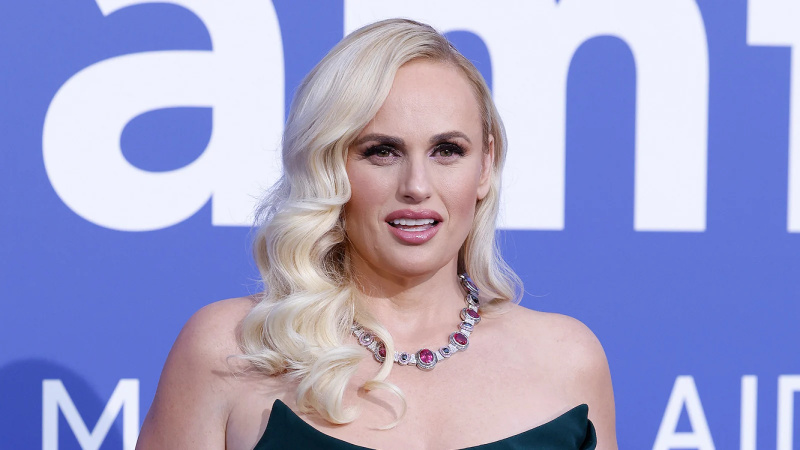 Rebel Wilson afirma que as pessoas só precisam de '600 calorias por dia', diz que ela come carboidratos
