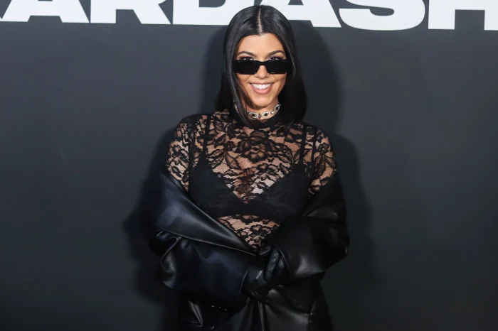 Kourtney Kardashian usa calça que mostra o bumbum