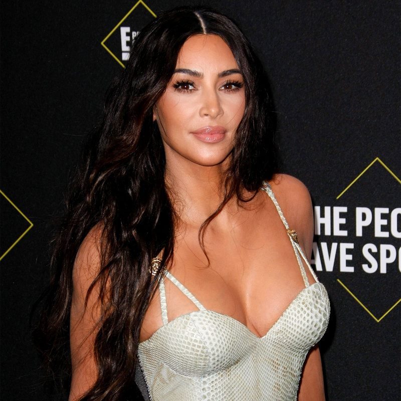  Kim Kardashian se abre sobre como uma dieta baseada em vegetais ajudou sua psoríase