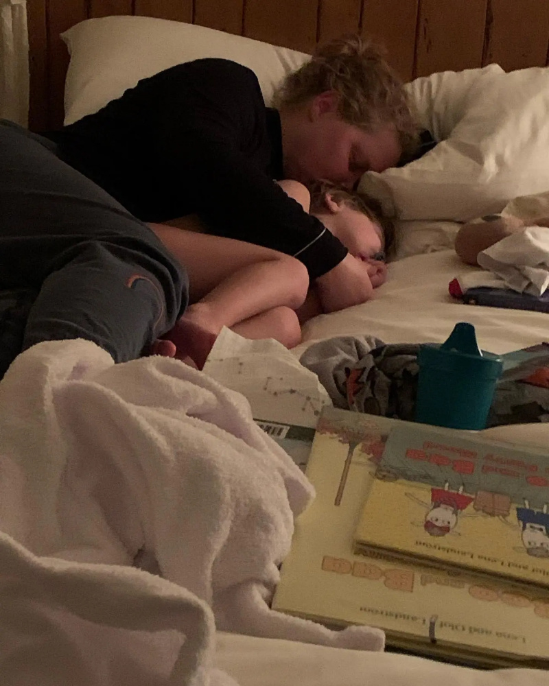 'Fora do escritório'! Amy Schumer descansa com o filho Gene, 2, drama pós-Oscar