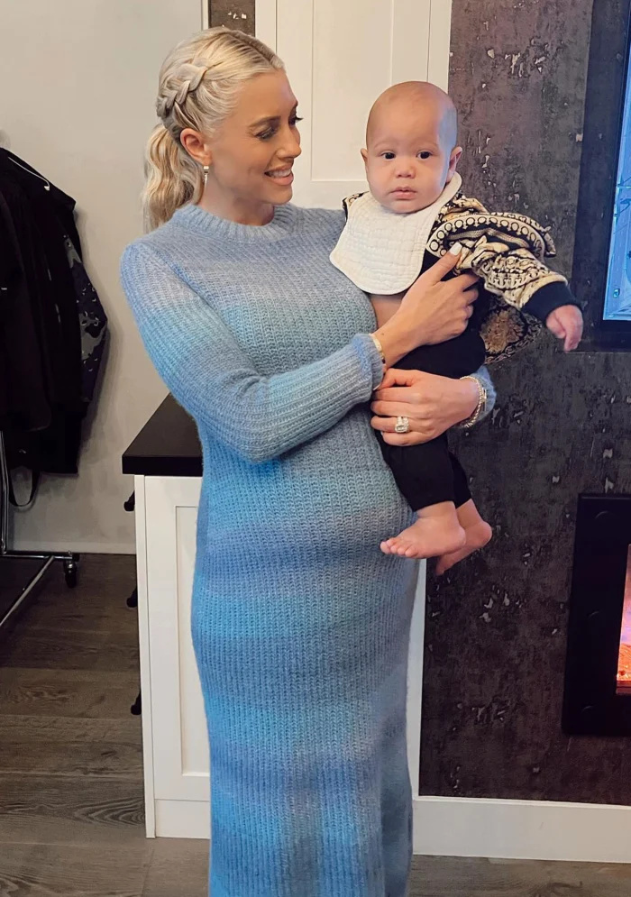 A grávida Heather Rae Young brinca que ela está 'em treinamento' enquanto conhece Bre Tiesi e o filho de Nick Cannon vestido de suéter azul