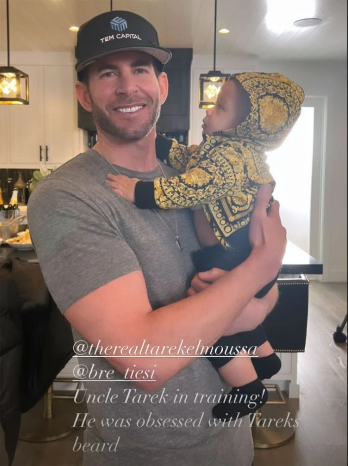 Grávida, Heather Rae Young brinca que ela está 'em treinamento' enquanto conhece Bre Tiesi e o filho de Nick Cannon moletom amarelo