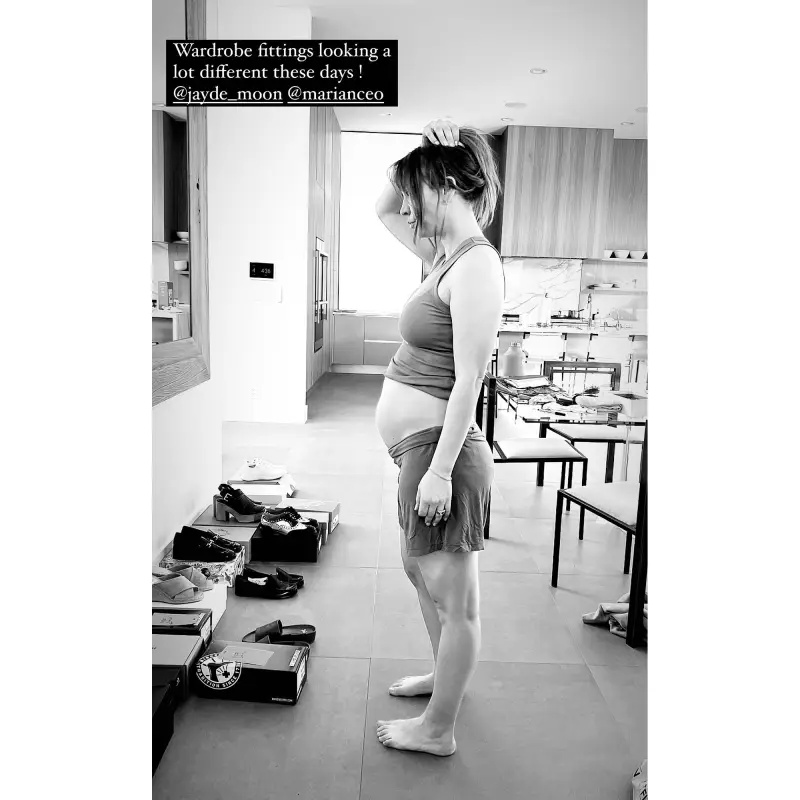   Grávida Kaley Cuoco mostra barriga de bebê nua durante a montagem do guarda-roupa