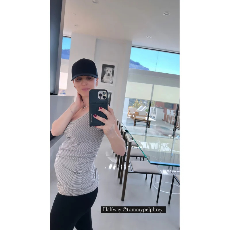   No meio do caminho! Veja a última foto da gravidez de Kaley Cuoco