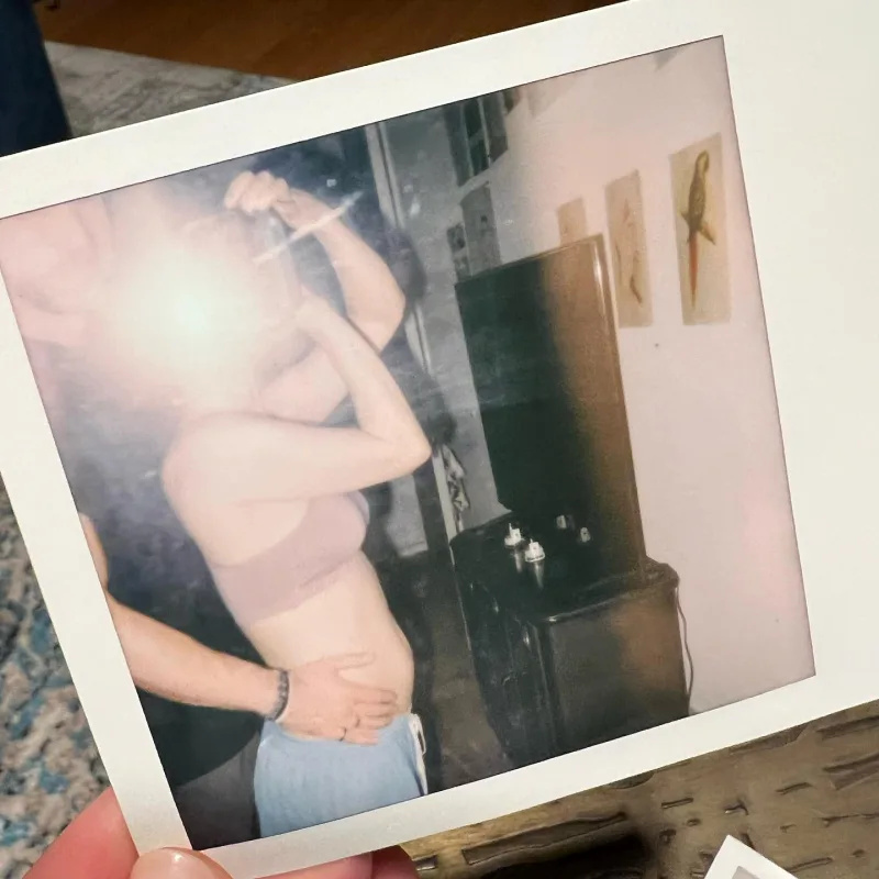   Grávida Kaley Cuoco's Baby Bump Album While Expecting 1st Child With Tom Pelphrey