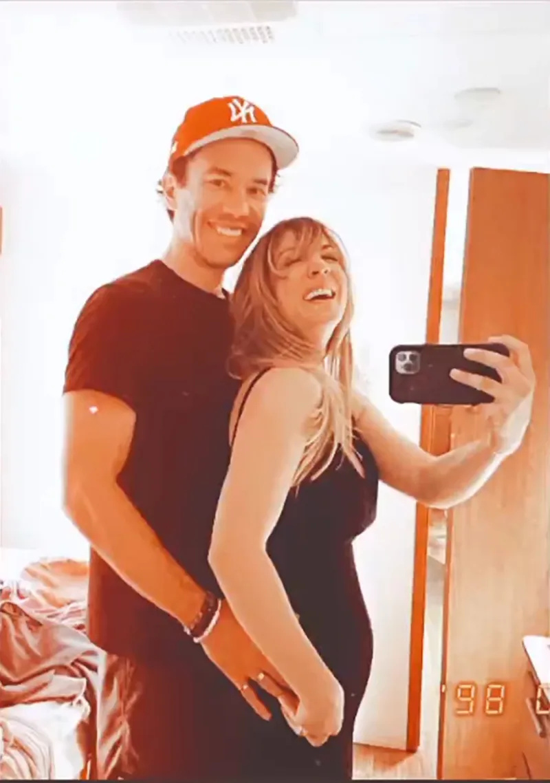   Grávida Kaley Cuoco's Baby Bump Album While Expecting 1st Child With Tom Pelphrey