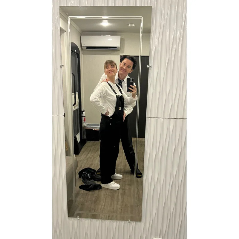   Grávida Kaley Cuoco's Baby Bump Album While Expecting 1st Child With Tom Pelphrey