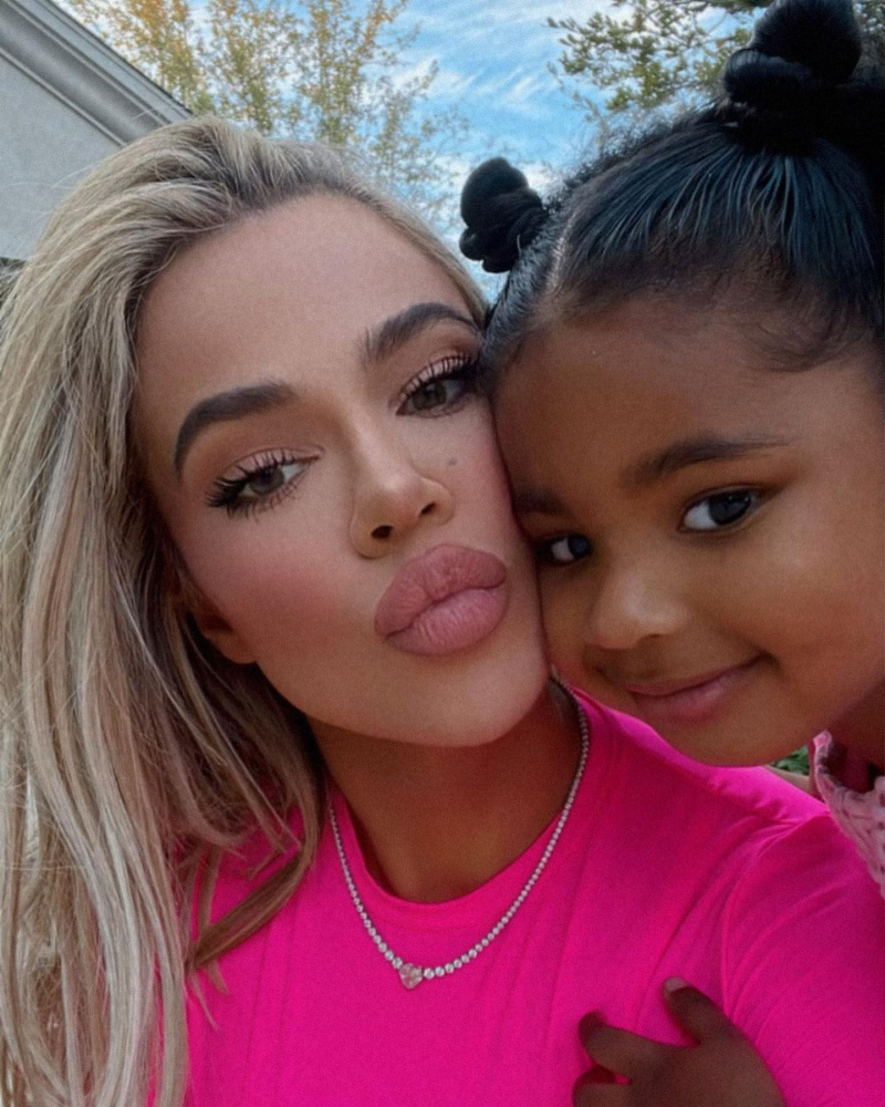 Khloe Kardashian está 'ainda chorando' no primeiro dia de aula da filha True em meio ao drama de Tristan Thompson
