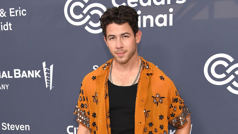 Assista a tentativa hilária de Nick Jonas de embalar uma piscina de bolinhas inflável para a filha Malti: 'Coisas de papai'