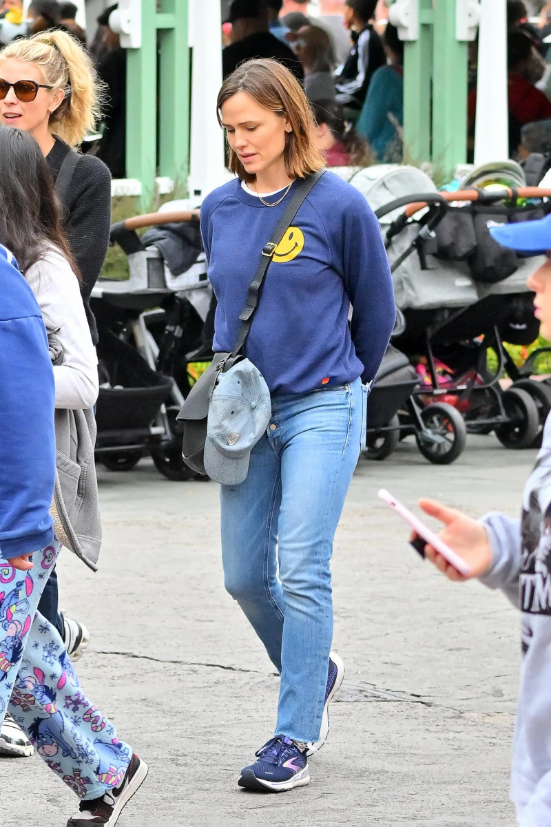 Jennifer-Garner-leva-Seraphina-e-a-filha-de-Jennifer-Lopez-Emme-para-o-lugar-mais-feliz-da-terra--Disneyland-165