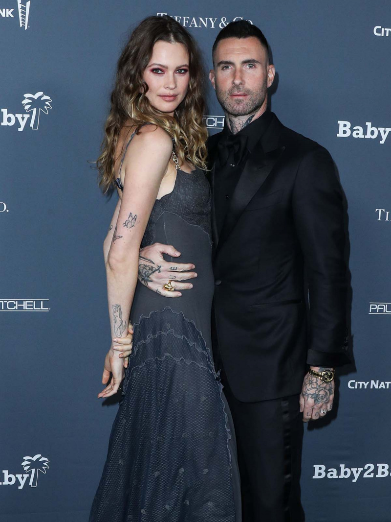 Behati Prinsloo confirma que está grávida dela e do terceiro bebê de Adam Levine, mostra a barriga crescendo: foto