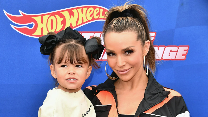 Scheana Shay está 'feliz' com a filha Summer, 2, ainda está 'sorrindo' depois de quebrar o antebraço