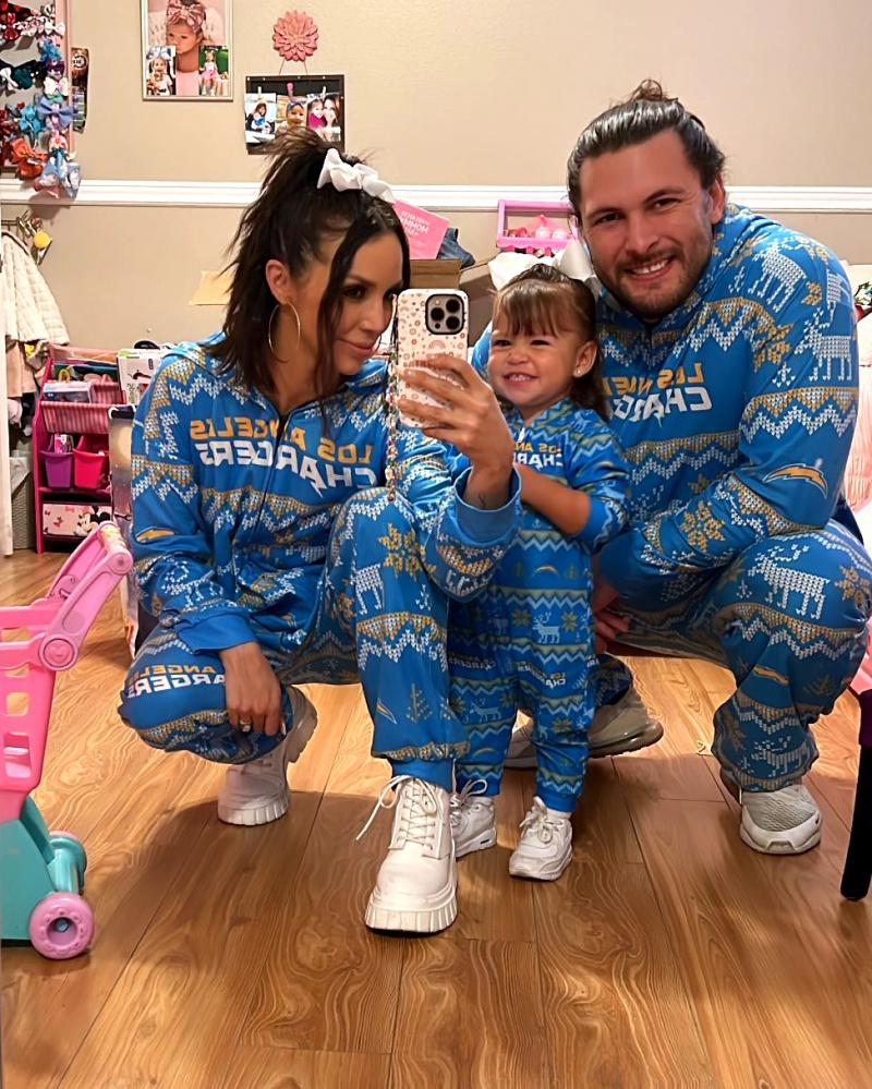   Scheana Shay e Brock Davies combinam com a filha Summer com macacões da NFL
