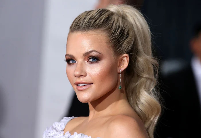 Witney Carson, de Dancing With the Stars, revela o nome do segundo bebê depois que ele chegou 'bem a tempo' para o Dia das Mães