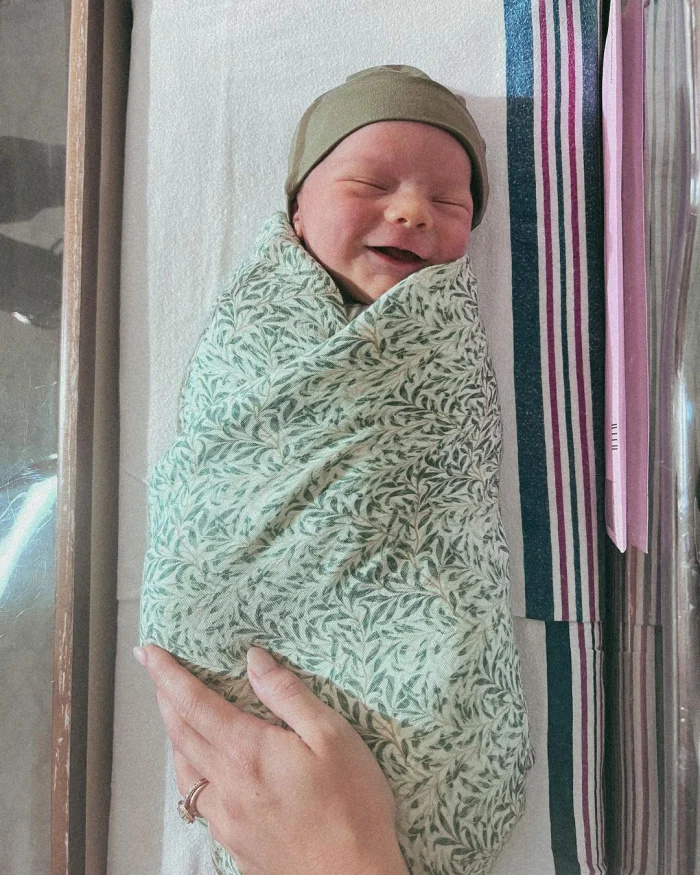   Witney Carson, do Dancing With the Stars, revela o nome do bebê nº 2 depois que ele chegou 'bem na hora' para o Dia das Mães inline