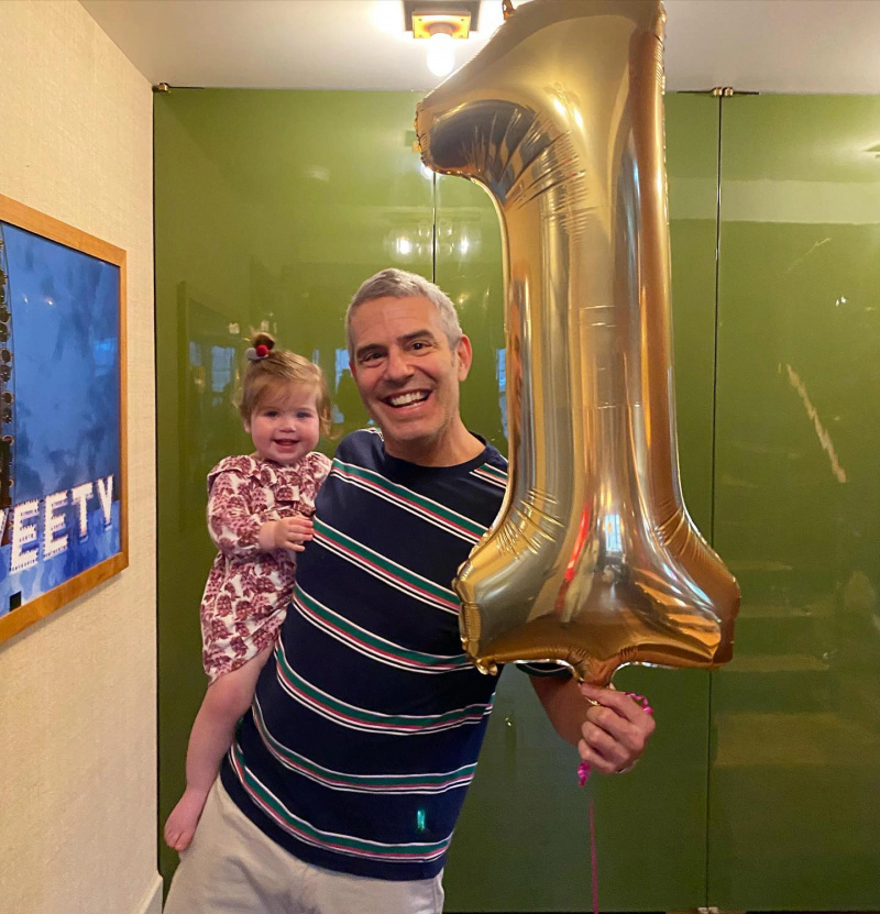 Lucy é 1! Andy Cohen comemora o aniversário da filha