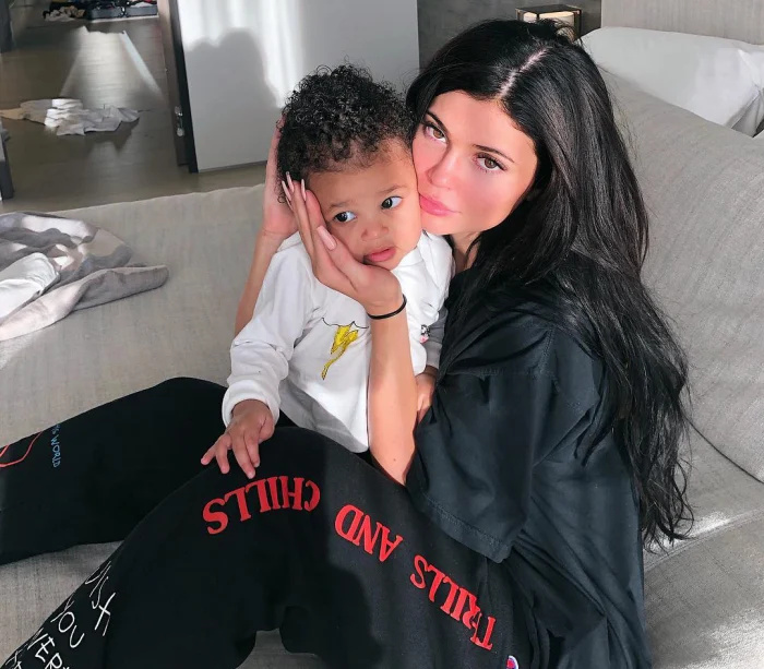 Kylie Jenner compara o filho Aire à irmã mais velha Stormi em fotos doces lado a lado