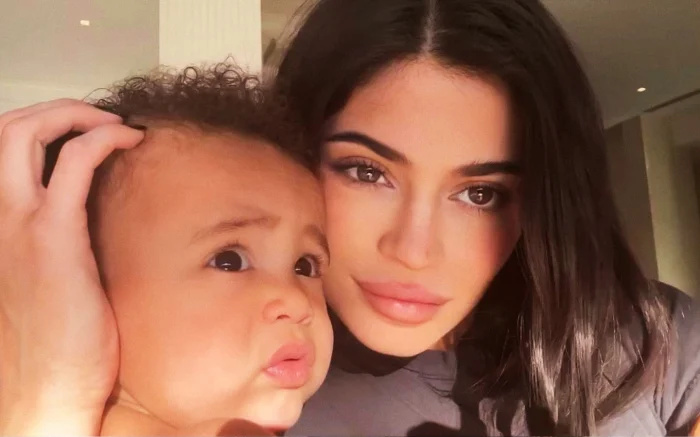   Kylie Jenner compara o filho Aire à irmã mais velha Stormi em fotos doces lado a lado