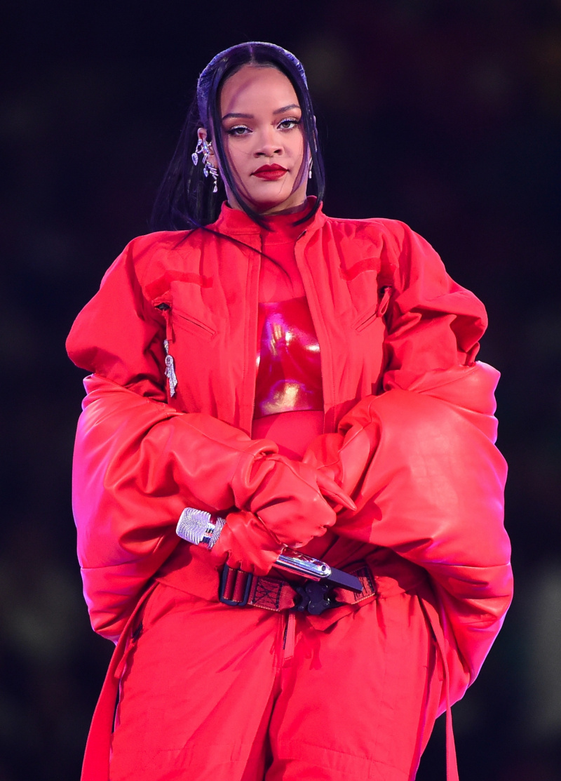   Rihanna diz que ser mãe foi um'Head F—k'