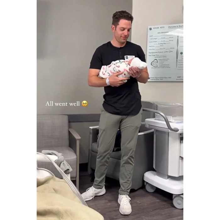 Bacharel em Paradise's Raven Gates dá à luz e dá as boas-vindas ao bebê nº 2 com o marido Adam Gottschalk