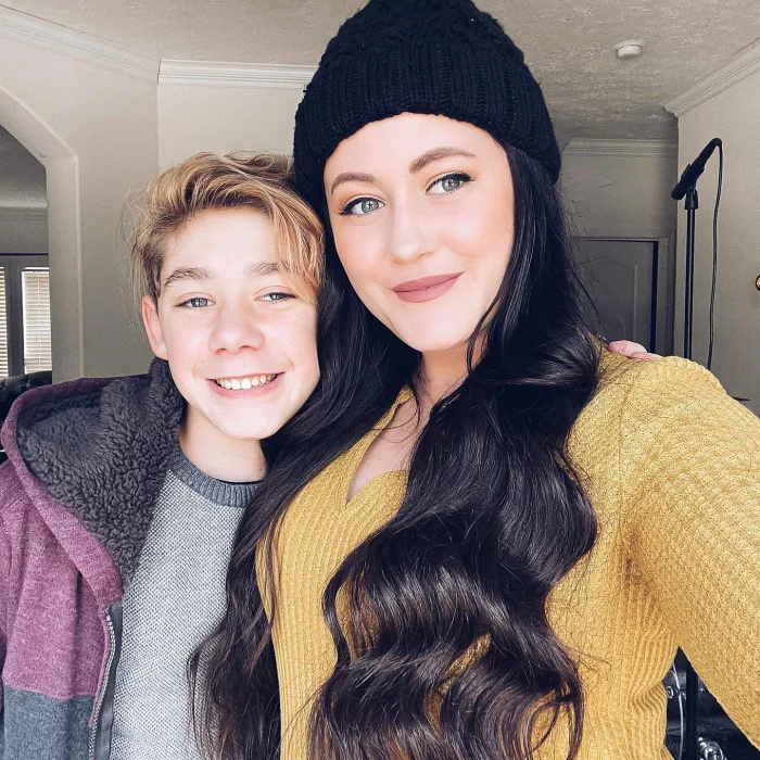   Jenelle Evans, ex-Teen Mom 2 Star, chora ao assinar a papelada para recuperar a custódia do filho Jace