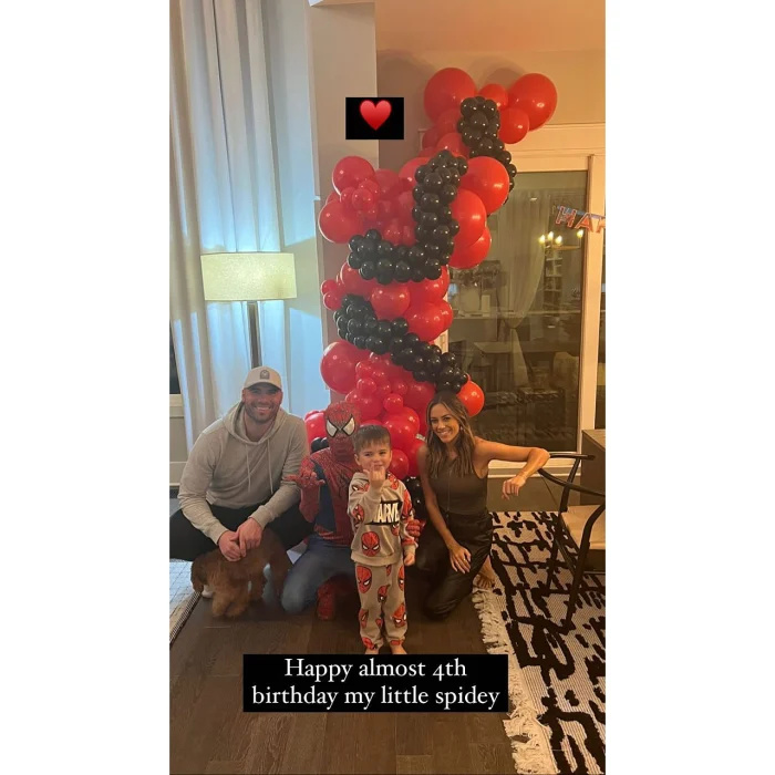   Jana Kramer se reúne com o ex-marido Mike Caussin para comemorar o filho Jace's 4th Birthday 3