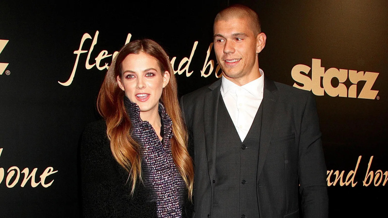 A filha de Lisa Marie Presley, Riley Keough, deu as boas-vindas secretamente ao primeiro filho com o marido Ben Smith-Petersen