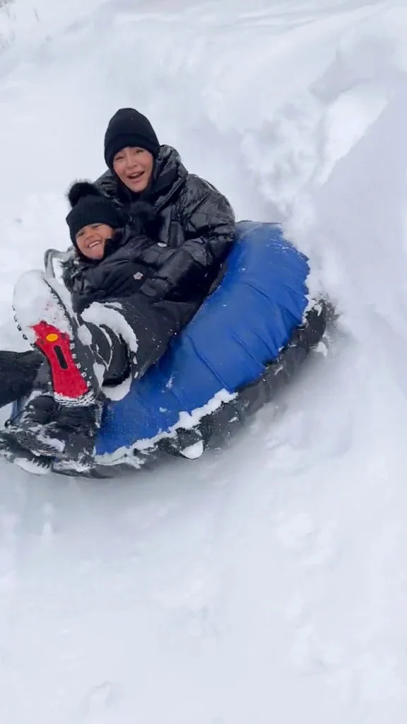  Kylie Jenner oferece vislumbre no Ano Novo com neve's Day Celebration With Daughter Stormi- 'A Serious Adventure' - 621
