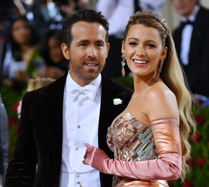  Blake Lively mostra barriga nua antes do bebê número 4's Arrival: My Exercise Program 'Isn't Working' Ryan Reynolds