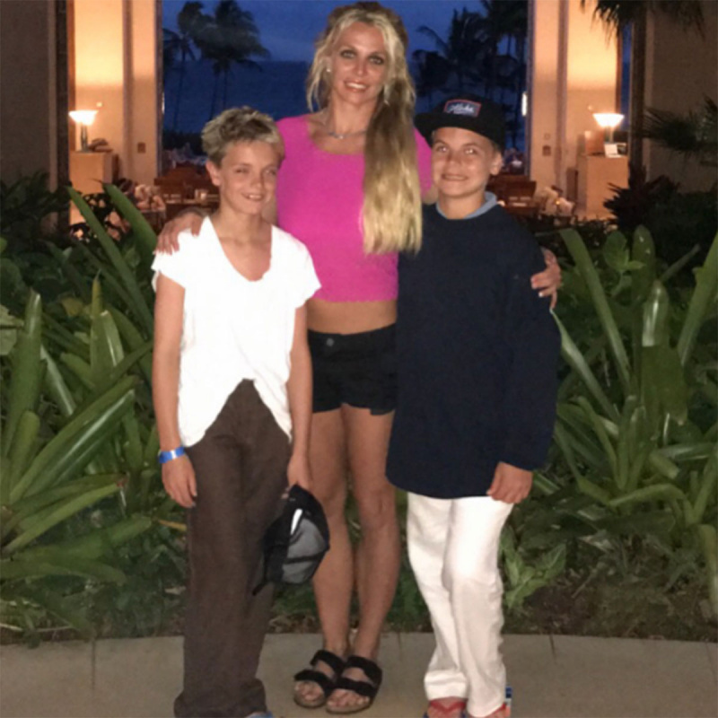   2019 Britney Spears sobe e desce com os filhos Preston e Jayden ao longo dos anos