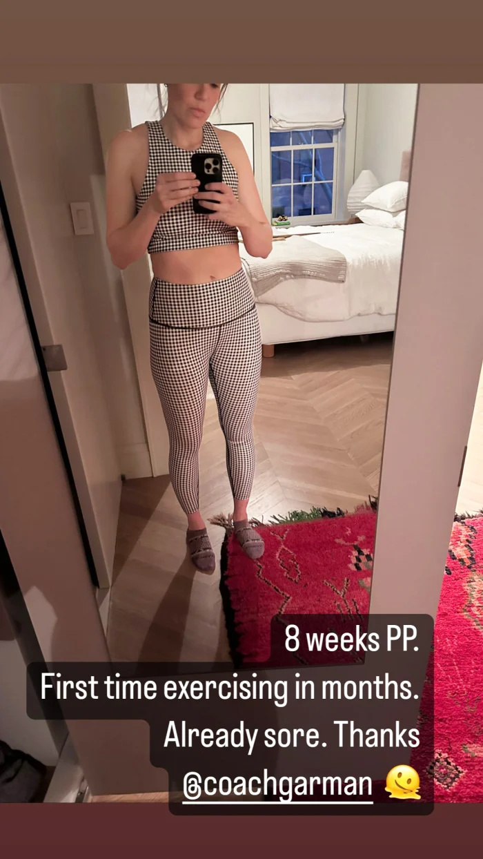 Mandy Moore Sports Crop Top enquanto treinava pela primeira vez 8 semanas após o parto