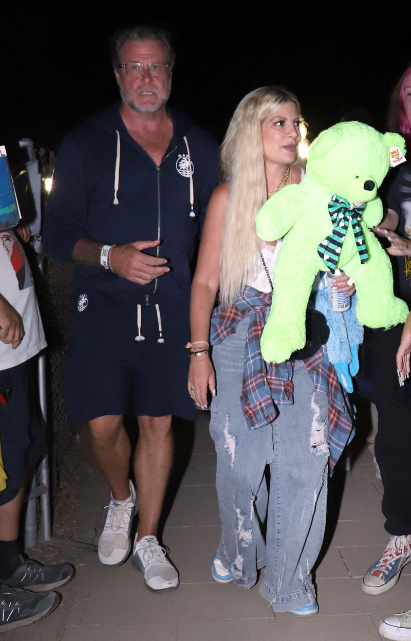   Tori Spelling e Dean McDermott fazem rara aparição pública juntos no fim de semana do Dia do Trabalho Inline