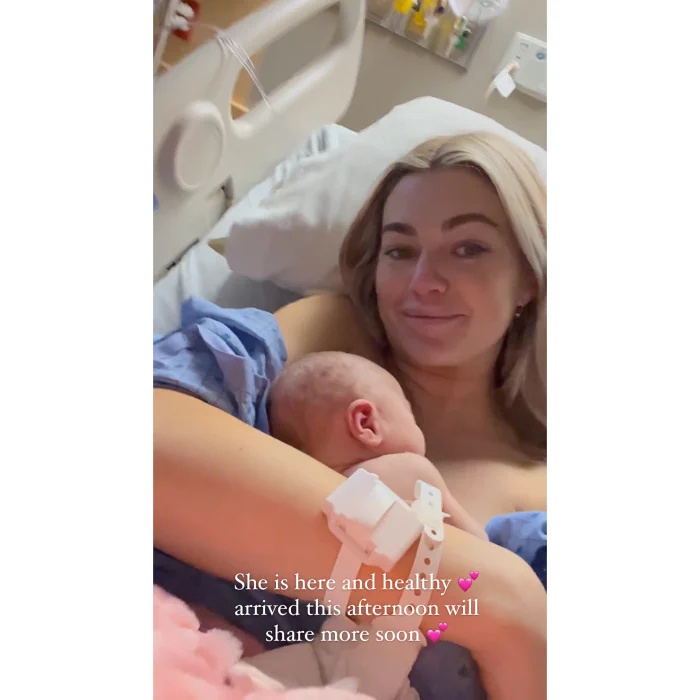   Profissional de 'Dancing With the Stars' Lindsay Arnold dá à luz e compartilha a primeira foto do bebê nº 2 com o marido Sam Cusick
