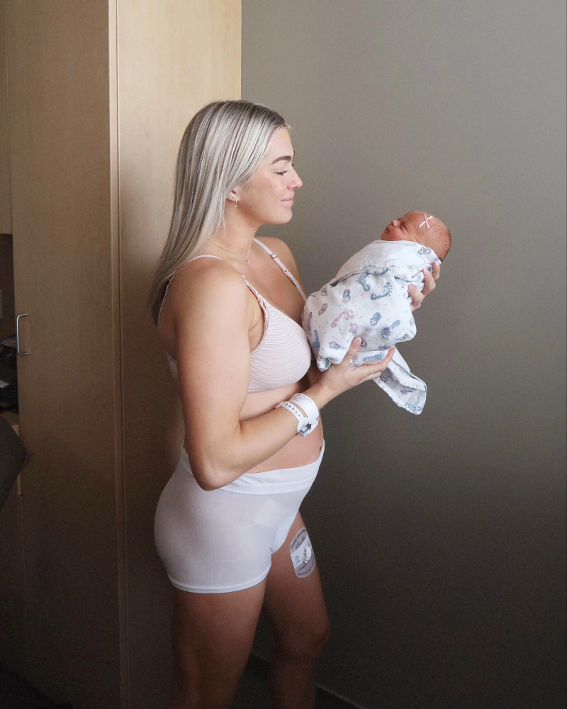   Lindsay Arnold elogia corpo pós-parto menos de 1 semana após dar à luz a filha em junho