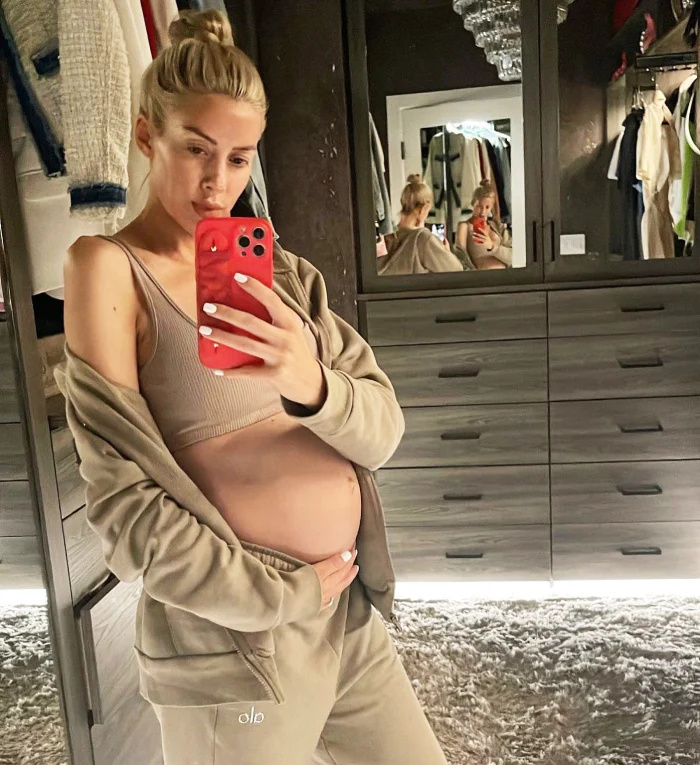  Heather Rae Young está em repouso na cama