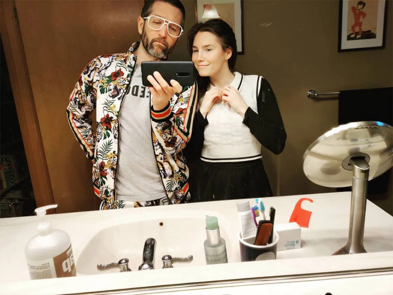   Amanda Knox dá à luz e dá as boas-vindas ao bebê arco-íris com o marido Christopher Robin