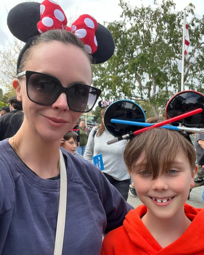   Christina Ricci leva o filho de 8 anos, Freddie, para a Disneylândia nas férias de primavera: veja uma rara foto de família