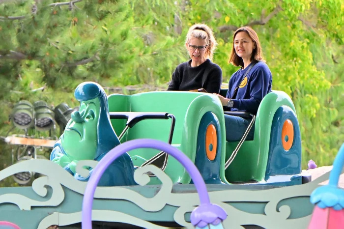 Jennifer-Garner-leva-Seraphina-e-a-filha-de-Jennifer-Lopez-Emme-para-o-lugar-mais-feliz-da-terra--Disneyland-167