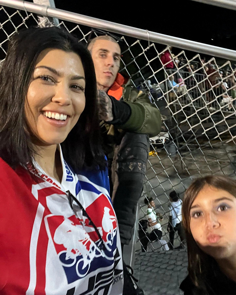   Bem-aventurança de volta às aulas! Kourtney K. e Travis se preparam para o outono com as crianças
