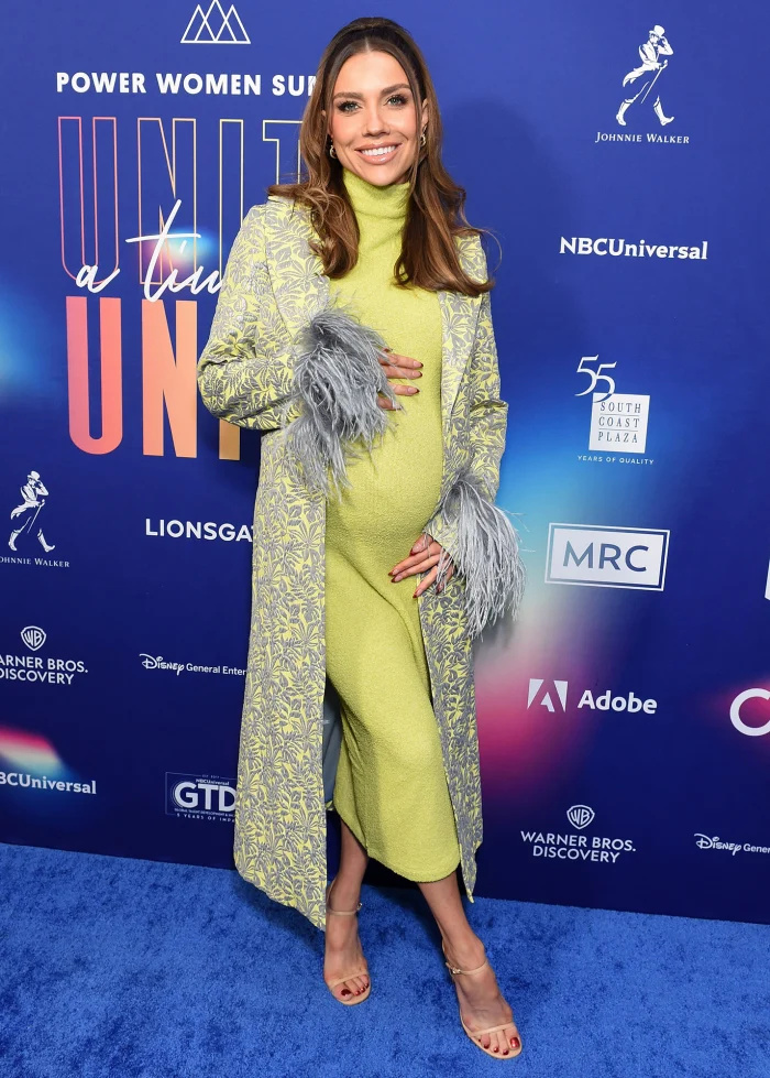 Grávida Jenna Johnson está'So Excited' to Meet Her, Husband Val Chmerkovskiy's Son After ‘False Alarm’