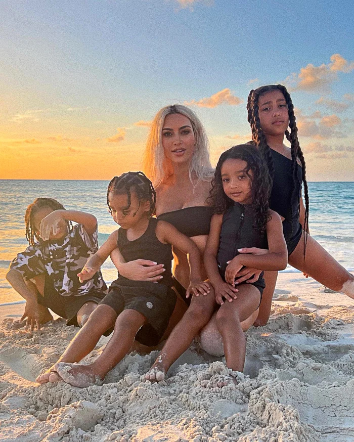 Kim Kardashian diz que's 'Fulfilled' While Sharing Beach Photo With Her Children
