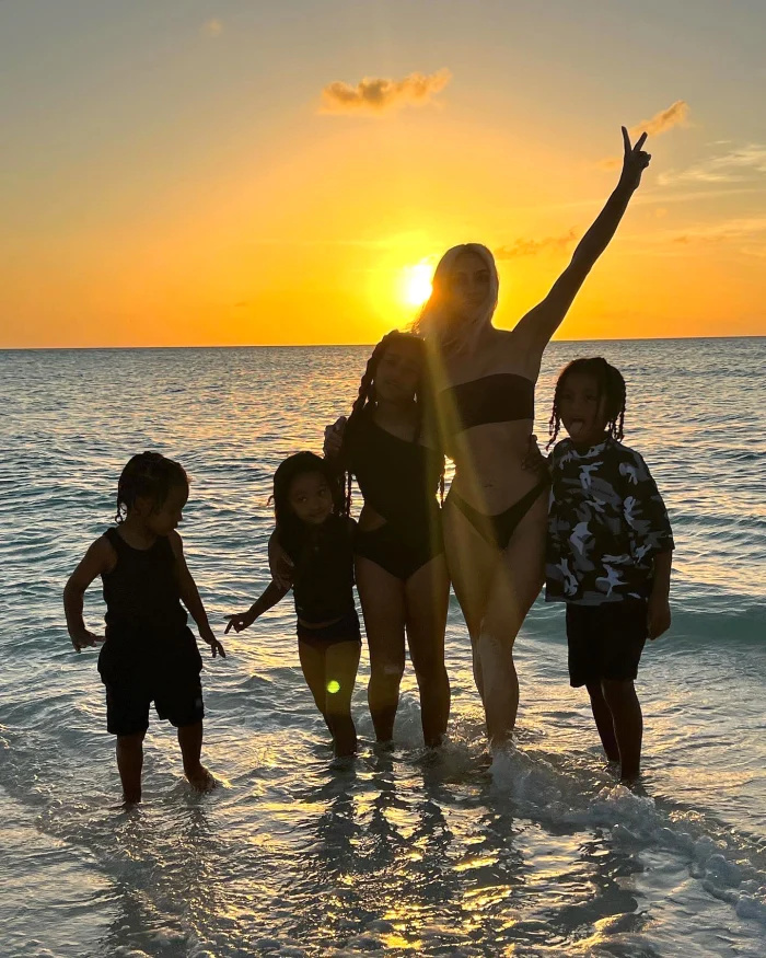 Kim Kardashian diz que's 'Fulfilled' While Sharing Beach Photo With Her Children