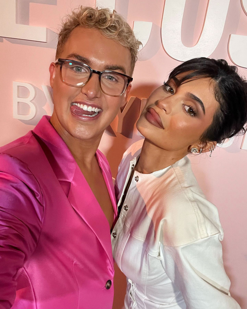 Kylie Jenner sussurra o nome do filho de 7 meses no ouvido de um fã sortudo